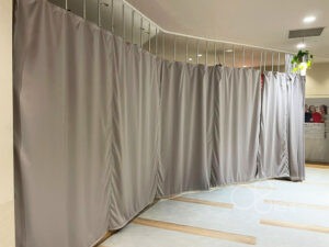 商業施設内テナントの営業時間外用間仕切りカーテン（屋内用・防炎・遮光）新設施工｜千葉県千葉市