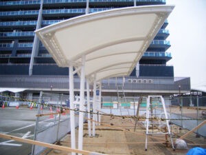 バス停屋根テントを駅ロータリーに新設｜兵庫県神戸市