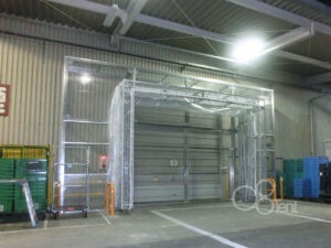 物流倉庫の開口部に間仕切り+伸縮式通路テントを施工