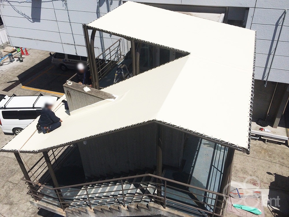 階段屋根テントを外階段に施工｜千葉県千葉市