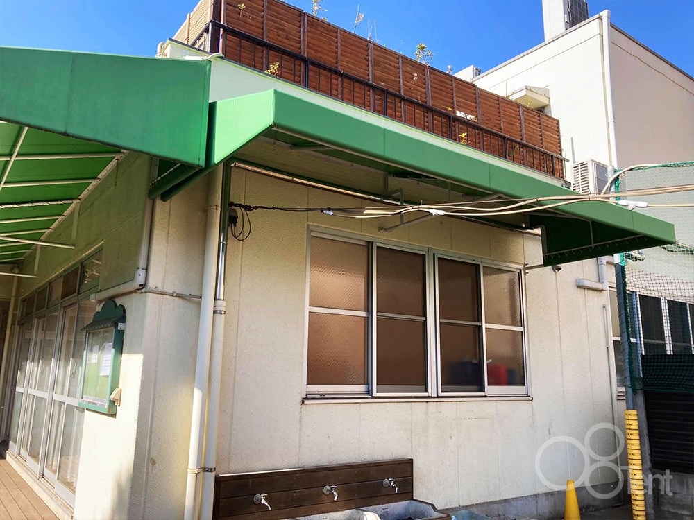 幼稚園1階テラスに庇テントを施工