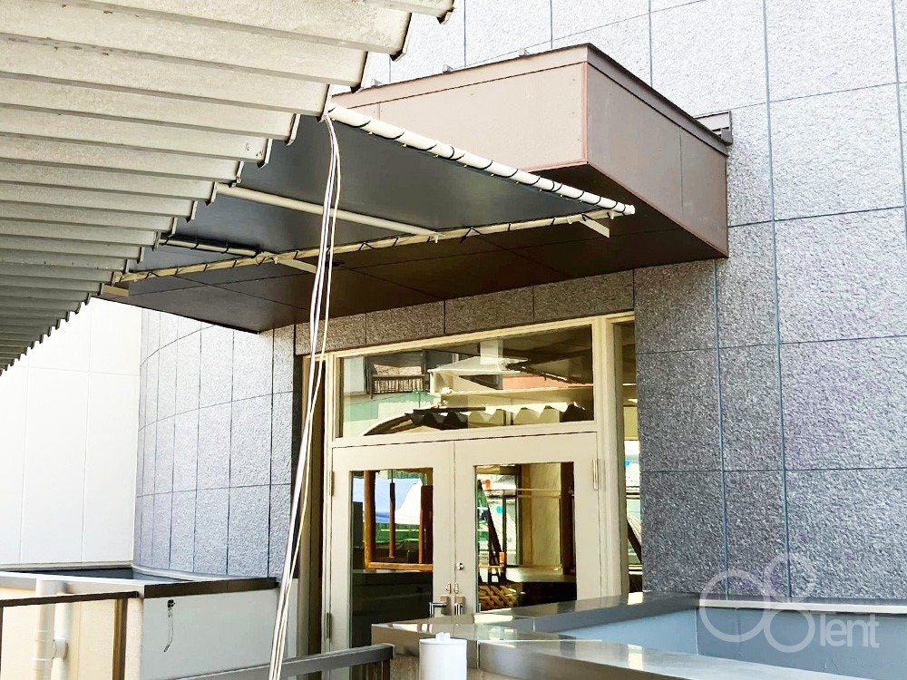 外通路（渡り廊下）の雨よけ用庇テントを施工