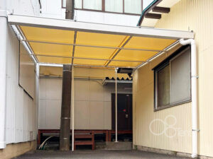 荷捌きテント＋通路テント増設工事を印刷会社様・建物間通路にて施工