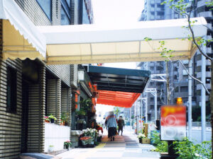 エントランス用テントを商店街・喫茶店店舗前に施工