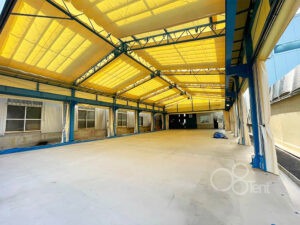 開閉式テント（側面カーテン式）を工場に新設