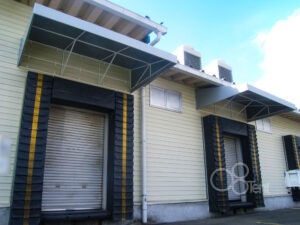 庇テントを物流倉庫の開口部2か所に新設