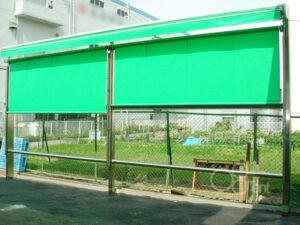 屋外用ロールスクリーンを工場敷地内に施工