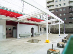 プールサイドに開閉式テント屋根を施工