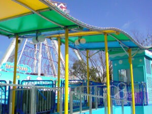 遊園地アトラクション乗車口用テント屋根を新設｜ウェーブ型・カラフル