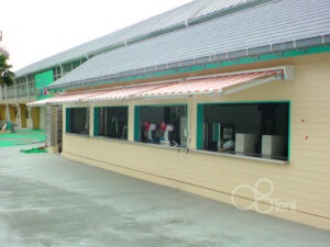 遊園地内売店用ストライプ柄オーニング新設工事｜レジャー施設