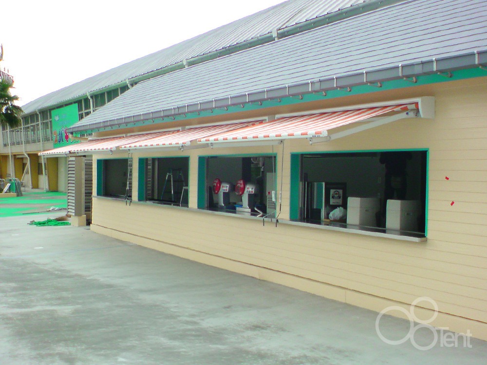 遊園地内売店用ストライプ柄オーニング新設工事｜レジャー施設