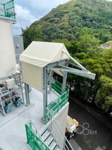工場プラットフォーム内 点検歩廊・吊上装置架台用 雨よけ屋根テント設置工事｜プラント・工場