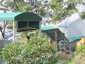 病棟間渡り廊下の雨よけ通路テント新設施工｜愛知県大府市