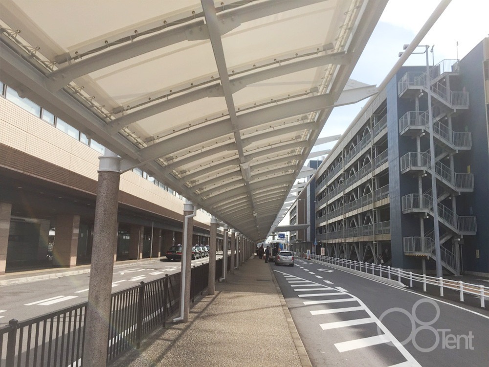 通路テントを施工｜空港ターミナル歩道ルーフ｜愛知県